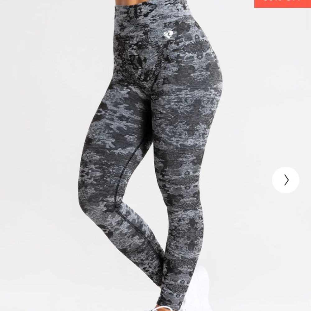 Camo print WOMENSBESTleggingsSuper stretchy and squat proof.Brand new never worn